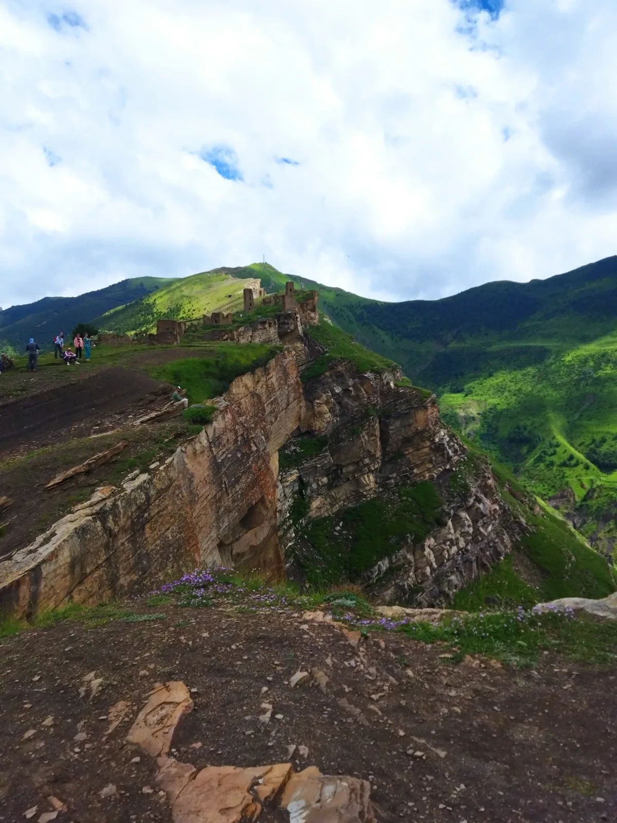 Панорама заброшенного аула на гребне среди зелёных гор